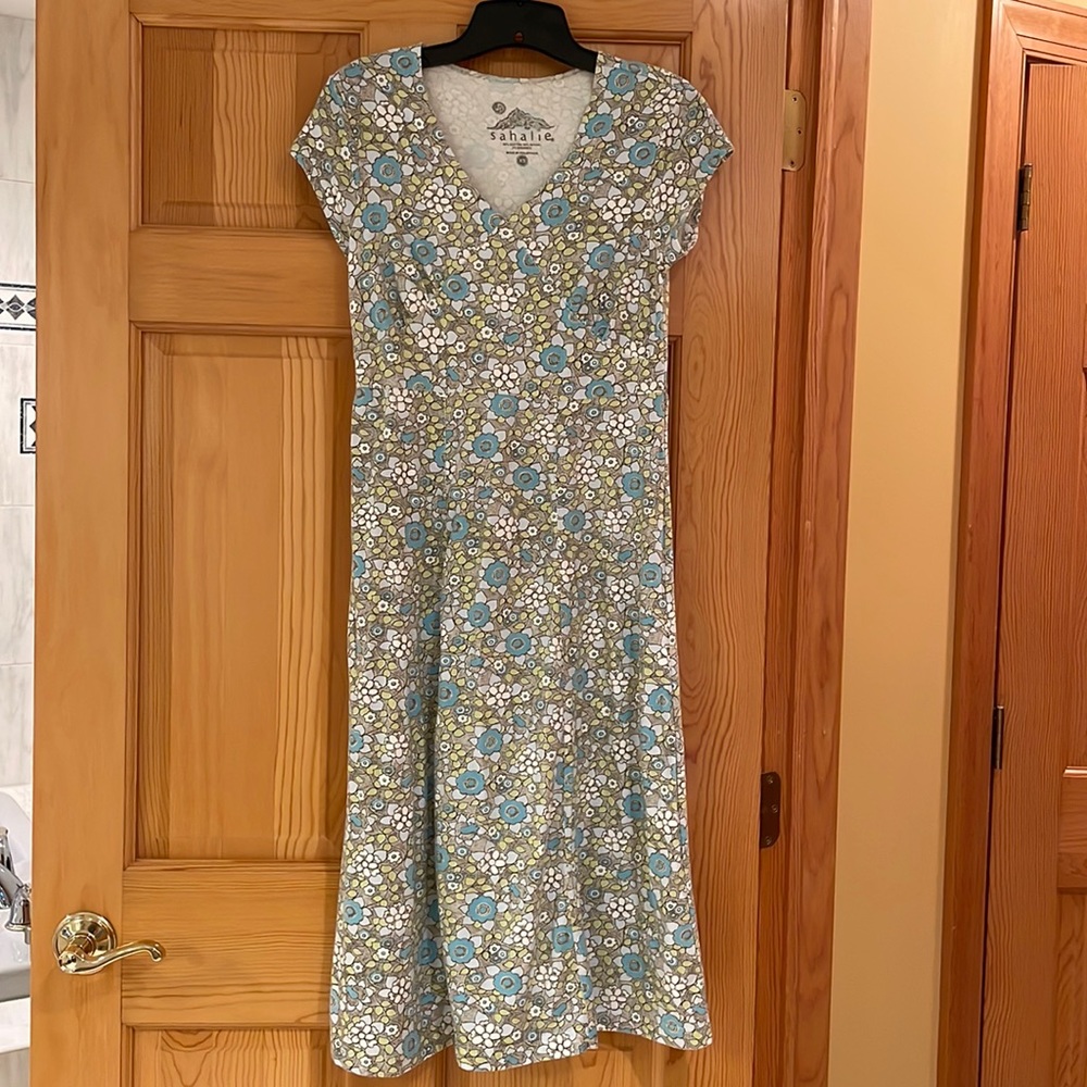 Beautiful Sahalie dress with blue/grey/lime flower pattern in XS.
